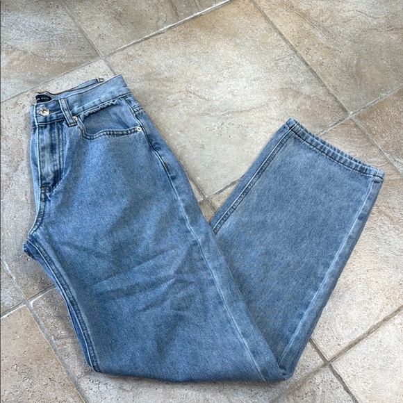 Ripped butt white fox jeans - Picture 2 of 6